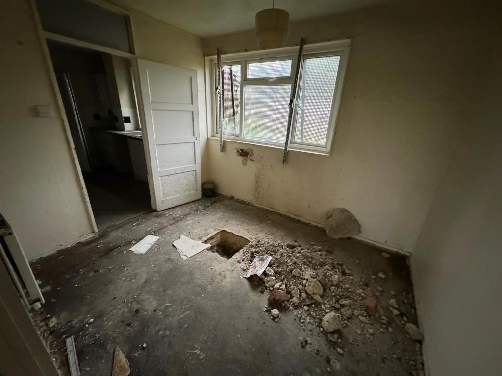 Lot: 93 - THREE-BEDROOM HOUSE FOR IMPROVEMENT AND REPAIR - Dining room